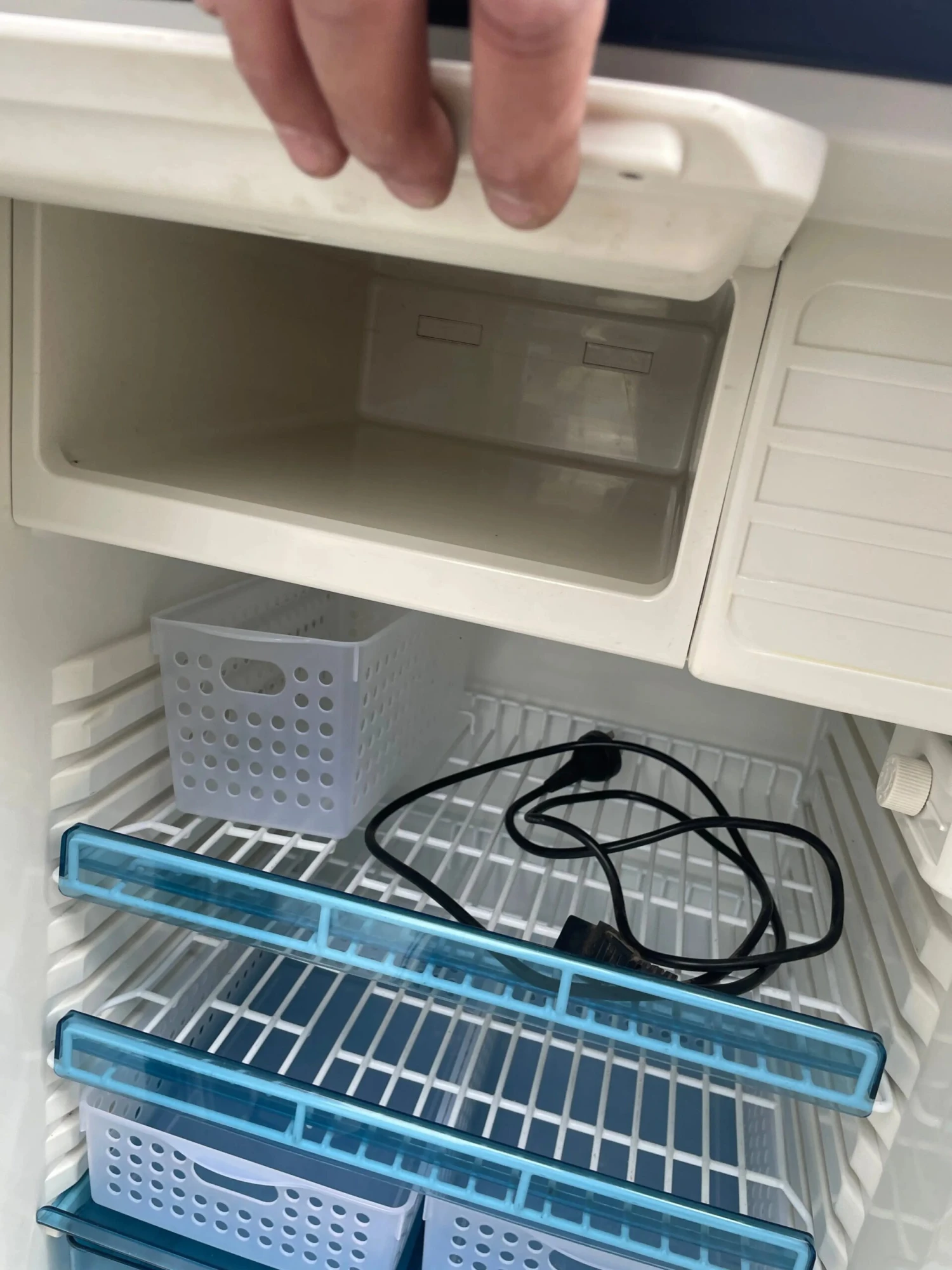 2nd Hand Dometic Waeco CR 140 Fridge Freezer 12v And 240v 3 2nd Hand Dometic Waeco CR 140 Fridge Freezer 12v And 240v