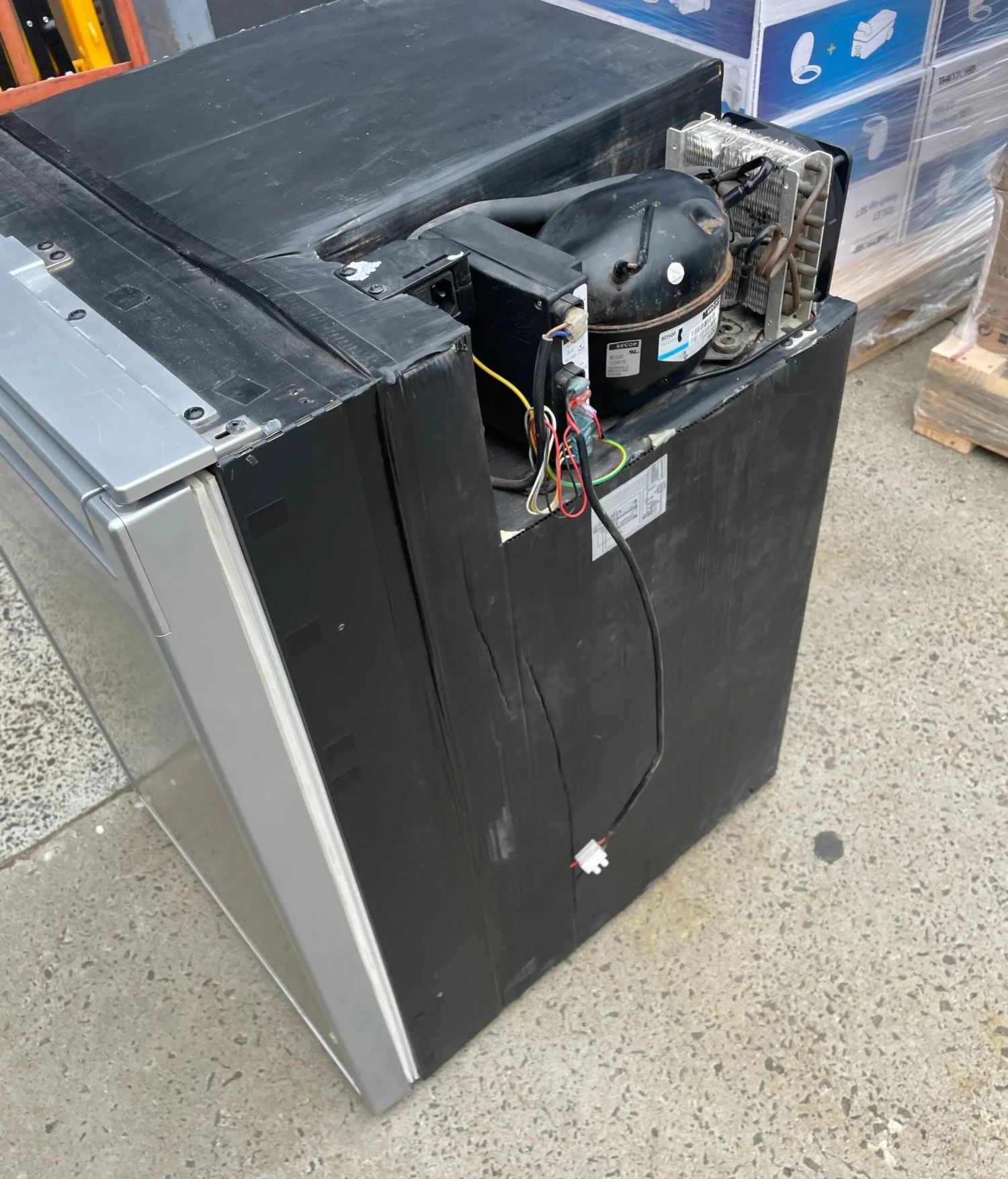 2nd Hand Dometic Waeco CR 140 Fridge Freezer 12v And 240v 8 2nd Hand Dometic Waeco CR 140 Fridge Freezer 12v And 240v - Image 6